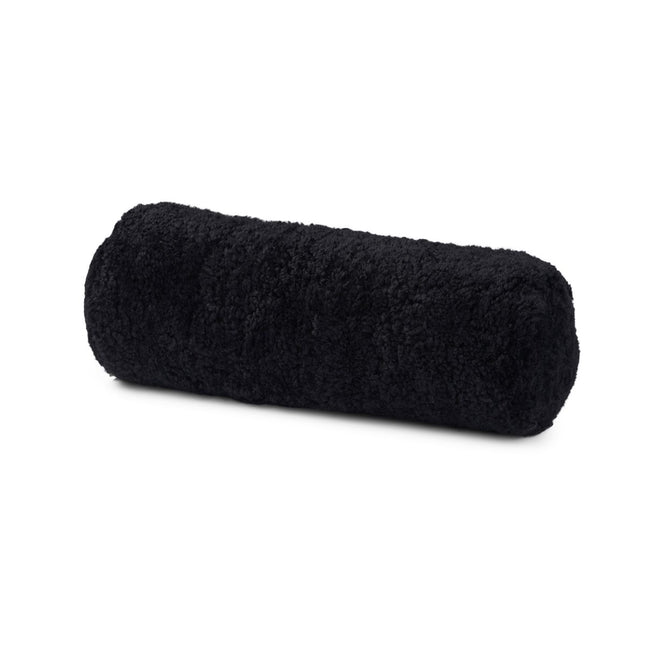 Lammeskindspude | Cylinder | Korthåret | 22x58 cm Sort