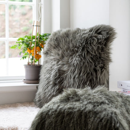 Lammeskindspude | Langhåret | New Zealand |  50x50 cm Mørkegrå